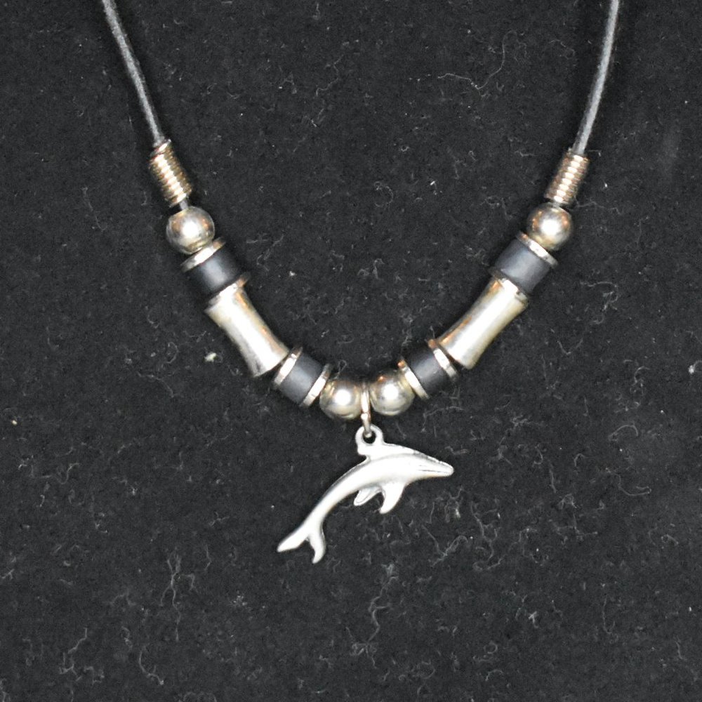 🔥 3/$15 NWT Mandalay Bay Black and Silver Dolphin Necklace